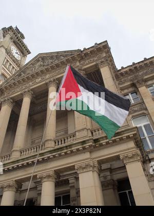 Birmingham, Großbritannien. April 2024. Bis zu 200 Menschen nehmen an einer friedlichen palästinensischen Unterstützungsdemonstration im Stadtzentrum von Birmingham Teil Credit: Tony Nolan/Alamy Live News Stockfoto