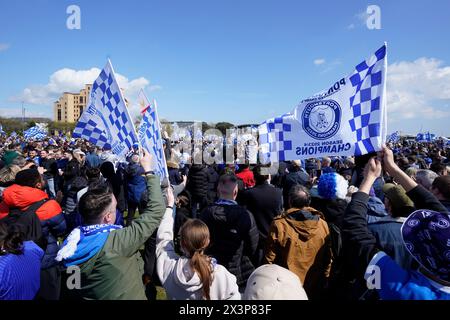 Portsmouth Fans bei einer Feier im Southsea Common in Portsmouth, um den Titel der Sky Bet League One zu feiern. Bilddatum: Sonntag, 28. April 2024. Stockfoto