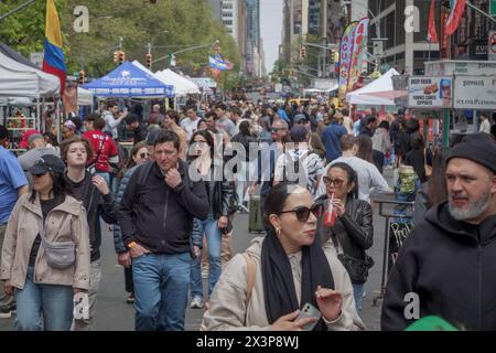 USA. April 2024. 8 Avenue Street Fair. (Foto: Erik McGregor/SIPA USA) Credit: SIPA USA/Alamy Live News Stockfoto