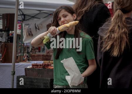 USA. April 2024. 8 Avenue Street Fair. (Foto: Erik McGregor/SIPA USA) Credit: SIPA USA/Alamy Live News Stockfoto