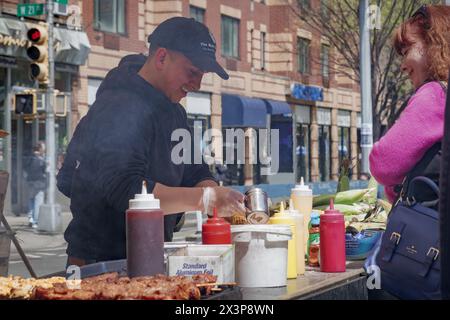 USA. April 2024. 8 Avenue Street Fair. (Foto: Erik McGregor/SIPA USA) Credit: SIPA USA/Alamy Live News Stockfoto