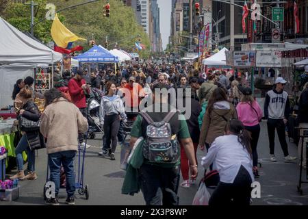 USA. April 2024. 8 Avenue Street Fair. (Foto: Erik McGregor/SIPA USA) Credit: SIPA USA/Alamy Live News Stockfoto