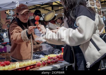 USA. April 2024. 8 Avenue Street Fair. (Foto: Erik McGregor/SIPA USA) Credit: SIPA USA/Alamy Live News Stockfoto