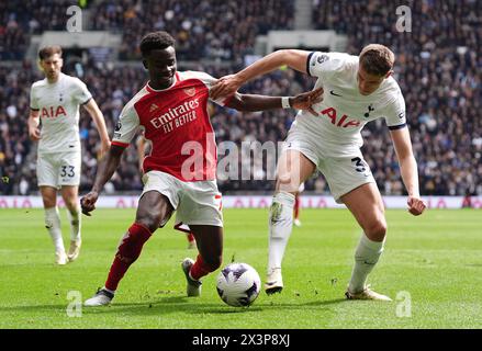 Arsenals Bukayo Saka (links) und Tottenham Hotspurs Micky van de Ven kämpfen um den Ball während des Premier League-Spiels im Tottenham Hotspur Stadium in London. Bilddatum: Sonntag, 28. April 2024. Stockfoto