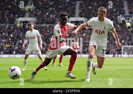 Arsenals Bukayo Saka (links) und Tottenham Hotspurs Micky van de Ven kämpfen um den Ball während des Premier League-Spiels im Tottenham Hotspur Stadium in London. Bilddatum: Sonntag, 28. April 2024. Stockfoto