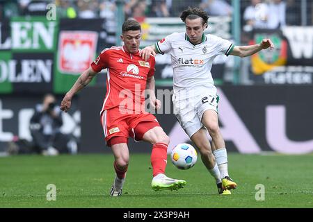 Fußball 1. Bundesliga 31. Spieltag Borussia Mönchengladbach - 1. FC Union Berlin am 28.04.2024 im Borussia-Park in Mönchengladbach Robin Gosens ( Berlin ), links - Rocco Reitz ( Mönchengladbach ), rechts DFL-Vorschriften verbieten jede Verwendung von Fotografien als Bildsequenzen und/oder Quasi-Video. Foto: Revierfoto Credit: ddp Media GmbH/Alamy Live News Stockfoto