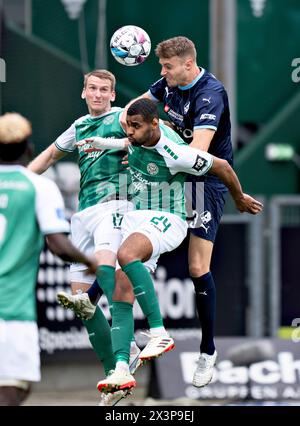 Daniel Hoeegh von Randers FC gegen Daniel Anyembe von Viborg im Superliga-Spiel zwischen Viborg FF und Randers FC in der Energi Viborg Arena am Sonntag, 28. April 2024. (Foto: Henning Bagger/Ritzau Scanpix) Stockfoto