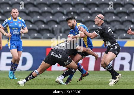 Rhyse Martin von Leeds Rhinos wird von Herman ese’ese Hull FC während des Spiels der Betfred Super League Runde 9 gegen Leeds Rhinos im MKM Stadium, Hull, Großbritannien, 28. April 2024 (Foto: Mark Cosgrove/News Images) Stockfoto