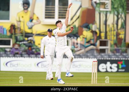 Bristol, Großbritannien, 28. April 2024. Gloucestershire's Dominic Goodman Bowling während des Spiels der Vitality County Championship Division 2 zwischen Gloucestershire und Middlesex. Quelle: Robbie Stephenson/Gloucestershire Cricket/Alamy Live News Stockfoto