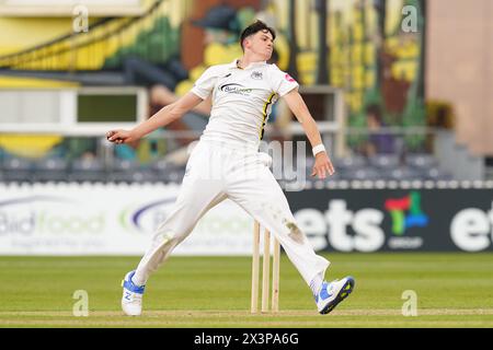 Bristol, Großbritannien, 28. April 2024. Gloucestershire's Dominic Goodman Bowling während des Spiels der Vitality County Championship Division 2 zwischen Gloucestershire und Middlesex. Quelle: Robbie Stephenson/Gloucestershire Cricket/Alamy Live News Stockfoto