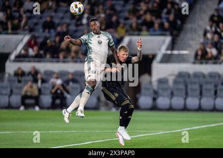 Juan David Mosquera (29), Verteidiger der Portland Timbers, gewinnt am Samstag, den 27. April, einen Titelgewinn gegen den LAFC-Mittelfeldspieler Mateusz Bogusz (19) Stockfoto
