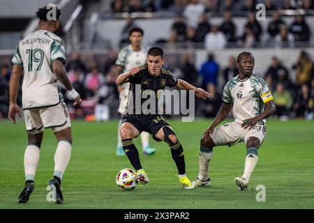 Der LAFC-Verteidiger Sergi Palencia (14) wird von Portland Timbers Mittelfeldspieler Diego Chará (21) während eines MLS-Spiels am Samstag, den 27. April 2024, beim BMO verteidigt Stockfoto