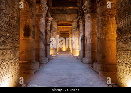 Das altägyptische Heiligtum des Tempels des Hathor im Dendera Tempelkomplex in Oberägypten Stockfoto