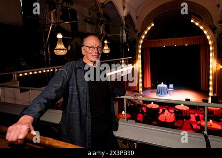 Der legendäre australische Schauspieler und Regisseur John Bell auf der Bühne im House of Oz, wo er seine ein-Mann-Show im Rahmen der Edinburgh Fe 2022 aufführt Stockfoto