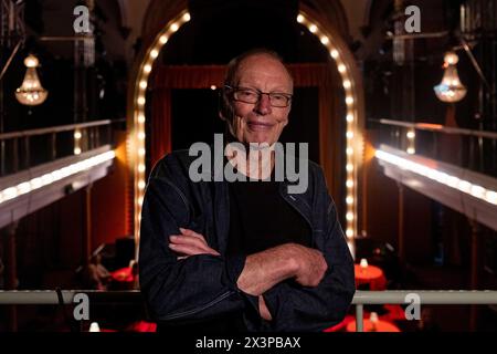 Der legendäre australische Schauspieler und Regisseur John Bell auf der Bühne im House of Oz, wo er seine ein-Mann-Show im Rahmen der Edinburgh Fe 2022 aufführt Stockfoto