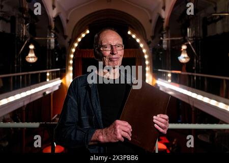 Der legendäre australische Schauspieler und Regisseur John Bell auf der Bühne im House of Oz, wo er seine ein-Mann-Show im Rahmen der Edinburgh Fe 2022 aufführt Stockfoto