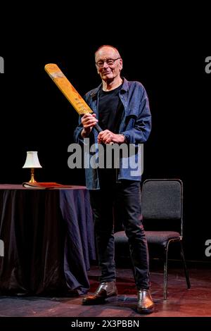 Der legendäre australische Schauspieler und Regisseur John Bell auf der Bühne im House of Oz, wo er seine ein-Mann-Show im Rahmen der Edinburgh Fe 2022 aufführt Stockfoto