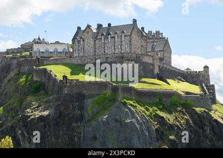 Edinburgh Castle auf Castle Rock von unten an einem sonnigen Tag gesehen, Edinburgh, Schottland, UK Stockfoto