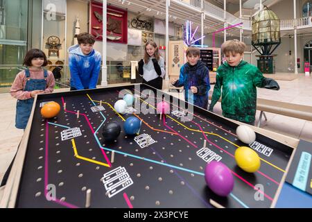 Edinburgh Science# Erde, Wind und Gaia – das Edinburgh Science Festival feiert den Tag der Erde! Das Edinburgh Science Festival beginnt sein letztes Wochenende Stockfoto