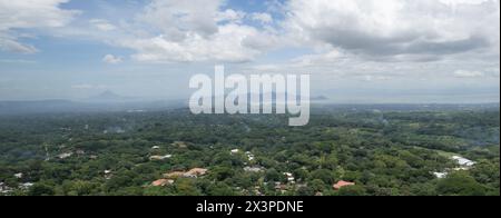 Panoramablick auf Managua Nicaragua Luftdrohne mit grünem Dschungel Hintergrund Stockfoto