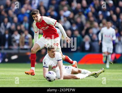 Arsenals Kai Havertz (links) und Micky van de Ven von Tottenham Hotspur im Tottenham Hotspur Stadium in London. Bilddatum: Sonntag, 28. April 2024. Stockfoto