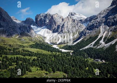 Die Geisler-Gruppe bei Wolkenstein in Gröden in den Dolomiten Norditaliens. Stockfoto