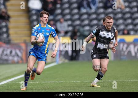 Riley Lumb von Leeds Rhinos bricht mit dem Ball beim Spiel Hull FC gegen Leeds Rhinos in der Betfred Super League Runde 9 im MKM Stadium, Hull, Großbritannien, 28. April 2024 (Foto: Mark Cosgrove/News Images) Stockfoto