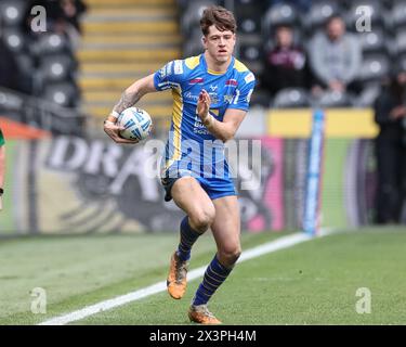 Rumpf, Großbritannien. April 2024. Riley Lumb von Leeds Rhinos bricht mit dem Ball während des Spiels Hull FC gegen Leeds Rhinos in der Betfred Super League Runde 9 im MKM Stadium, Hull, Großbritannien, 28. April 2024 (Foto: Mark Cosgrove/News Images) in Hull, Großbritannien am 28. April 2024. (Foto: Mark Cosgrove/News Images/SIPA USA) Credit: SIPA USA/Alamy Live News Stockfoto