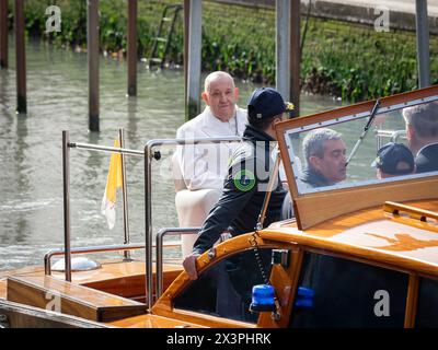 Venedig, Italien. April 2024. Papst Franziskus auf einem Boot in Venedig Credit: Unabhängige Fotoagentur/Alamy Live News Stockfoto