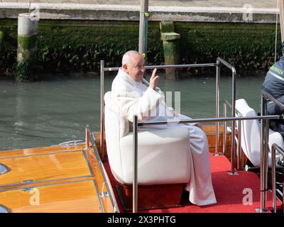 Venedig, Italien. April 2024. Papst Franziskus auf einem Boot in Venedig Credit: Unabhängige Fotoagentur/Alamy Live News Stockfoto