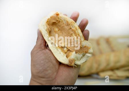 Brasilianische Tradition mit Erdnüssen, Pé de Moleque, Maiskuchen traditionelle brasilianische Süßigkeiten im Festa Junina Stockfoto