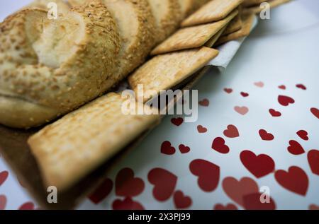 Brasilianische Tradition mit Erdnüssen, Pé de Moleque, Maiskuchen traditionelle brasilianische Süßigkeiten im Festa Junina Stockfoto