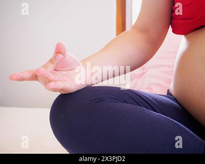 Schwangere Frau beim yoga Stockfoto