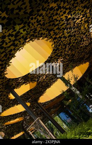 Das Dach des ungarischen Musikhauses von innen. Die Sonne scheint durch das Dach und beleuchtet die faszinierenden, goldfarbenen Mosaike. Stockfoto