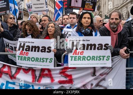 Gegenprotestierende halten während der Demonstration Plakate von Hamas als Terroristen. Nach mehreren Monaten propalästinensischer Märsche in Zentral-London haben die Demonstrationen gegen Hamas und Israel an Größe und Unterstützung gewonnen. Mitglieder der jüdischen und der britischen israelischen Gemeinschaft haben auf dem Weg der großen palästinensischen Märsche, die alle zwei Wochen in Zentral-London stattfinden, Gegenproteste abgehalten. Polizeireihen und Barrieren trennen die beiden Gruppen. Die palästinensischen Gruppen haben erklärt, dass sie weiter marschieren werden, bis es zu einem dauerhaften Waffenstillstand in Gaza kommt.mit wachsender Unterstützung des Gegenpostens Stockfoto