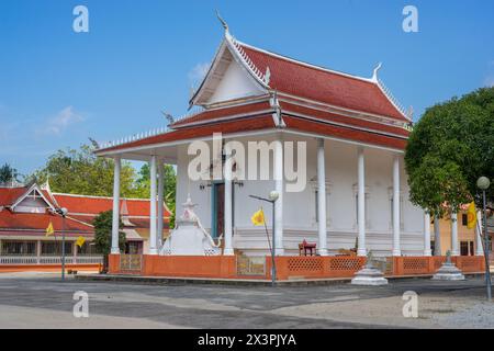 Wat Pikulthong ist ein thailändischer Tempel in der Stadt Tumpat im malaysischen Staat Kelantan. Nur wenige Touristen besuchen diesen Ort. Stockfoto