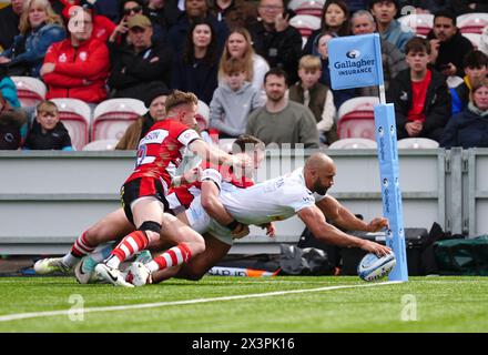 Olly Woodburn von Exeter Chiefs erzielte ihren dritten Versuch während des Gallagher Premiership-Spiels im Kingsholm Stadium in Gloucester. Bilddatum: Sonntag, 28. April 2024. Stockfoto