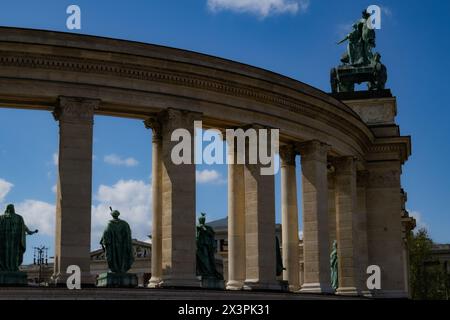 Ungarisches Millenniums-Denkmal auf Budapester Heldenplatz. Es gibt sieben Statuen, die Könige aus Bronze darstellen. Erzengel Gabriel auf einer hohen Säule. Stockfoto