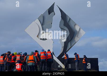 Kreuzfahrtpassagiere am Albertross Memorial for Souls Lost rund um Cape Horn. Die Skulptur wurde vom chilenischen Bildhauer José Balcells Eyquem entworfen. Stockfoto