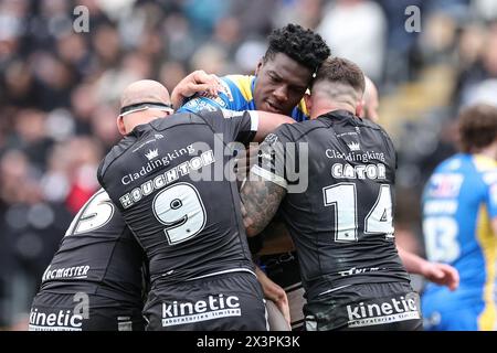 Justin Sangare von Leeds Rhinos wird von Joe Cator Hull FC und Danny Houghton Hull FC beim Spiel der Betfred Super League Runde 9 Hull FC gegen Leeds Rhinos im MKM Stadium, Hull, Großbritannien, 28. April 2024 (Foto: Mark Cosgrove/News Images) Stockfoto