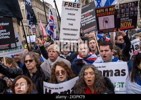 Gegenprotestierende halten Plakate, während sie während der Kundgebung Sprüche schreien. Nach mehreren Monaten propalästinensischer Märsche in Zentral-London haben die Demonstrationen gegen Hamas und Israel an Größe und Unterstützung gewonnen. Mitglieder der jüdischen und der britischen israelischen Gemeinschaft haben auf dem Weg der großen palästinensischen Märsche, die alle zwei Wochen in Zentral-London stattfinden, Gegenproteste abgehalten. Polizeireihen und Barrieren trennen die beiden Gruppen. Die palästinensischen Gruppen haben erklärt, dass sie weiter marschieren werden, bis es zu einem dauerhaften Waffenstillstand in Gaza kommt.mit wachsender Unterstützung der Gegenprotesto Stockfoto