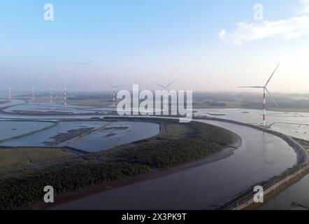 Peking, China. 30. Oktober 2023. Ein Luftdrohnenfoto, das am 30. Oktober 2023 aufgenommen wurde, zeigt Windturbinen des Windkraftprojekts Bazar von Cox, das von einer chinesischen Firma in Bangladesch gebaut wurde. Quelle: Salim/Xinhua/Alamy Live News Stockfoto