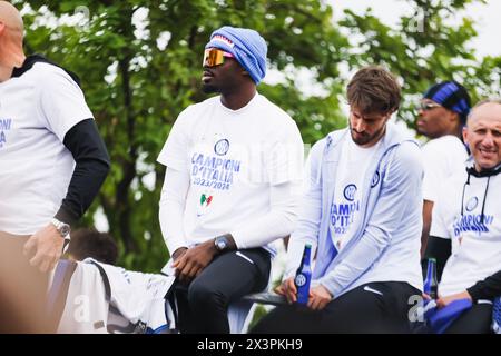 Mailand, Italien. April 2024. Milan, der offene Bus für die Inter Scudetto Party. Auf dem Foto: Marcus Thuram als der Bus an San Siro vorbeifährt Credit: Independent Photo Agency/Alamy Live News Stockfoto