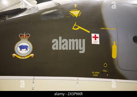 Markierungen und Abzeichen an der Nase eines Tankflugzeugs des Typs Handley Page Victor B (K) IA, XH648. IWM, Duxford, Großbritannien Stockfoto