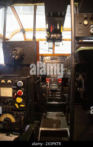 Cockpit eines britischen zivilen Transportflugzeugs Avro York, das 1944 eingeführt wurde. IWM, Duxford, Großbritannien Stockfoto