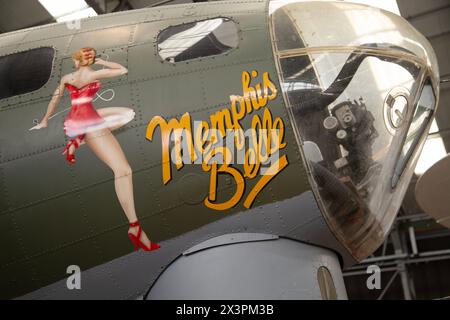 Memphis Bell Nose Art der Boeing B-17 Flying Fortress, amerikanischer viermotoriger schwerer Bomber aus dem Zweiten Weltkrieg. IWM, Duxford, Großbritannien Stockfoto