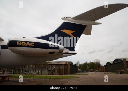 T-Tail eines britischen Flugzeugunternehmens Super VC10, eines mittelgroßen, schmalen Langstreckenflugzeugs der British Aircraft Corporation in BOAC Cunard-Farben. IWM, Duxford, Großbritannien Stockfoto