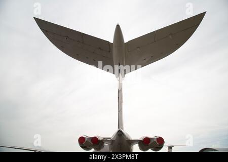 T-Tail eines britischen Flugzeugunternehmens Super VC10, eines mittelgroßen, schmalen Langstreckenflugzeugs der British Aircraft Corporation in BOAC Cunard-Farben. IWM, Duxford, Großbritannien Stockfoto