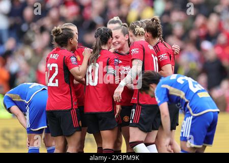 King Power Stadium, Leicester am Sonntag, den 28. April 2024. Ella Toone von Manchester United feiert mit ihren Teamkollegen, nachdem sie das erste Tor des Teams beim Spiel der Barclays WomenÕs Super League zwischen Leicester City und Manchester United im King Power Stadium in Leicester am Sonntag, den 28. April 2024 erzielt hat. (Quelle: James Holyoak / Alamy Live News) Stockfoto