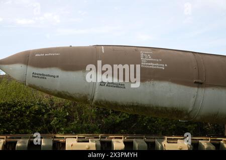 Replik deutscher Fieseler Fi-103 V1 Flying Bomb and Ramp. Argus 109-014 Pulsstrahlmotor. Imperial war Museum, Duxford, Großbritannien Stockfoto